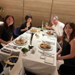 家族団らんを楽しむ日高逸子