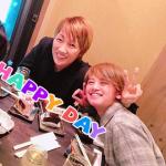 誕生日を祝う中谷朋子と下野京香