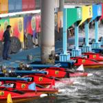 スタートラインで待機する関係者達