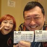 一緒にボートレースを楽しむ椿鬼奴（左）とグランジ大�