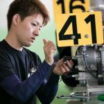 モーター調整をする羽野直也