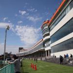 多摩川競艇場の建物と水面