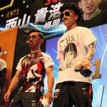 森高一真のモノマネをする菅章哉(左)と西山貴浩(右)