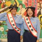 1日警察署長を務める森下愛莉（左）と柴田百恵（右）
