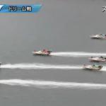 バック側で大きく伸びる5号艇・秦