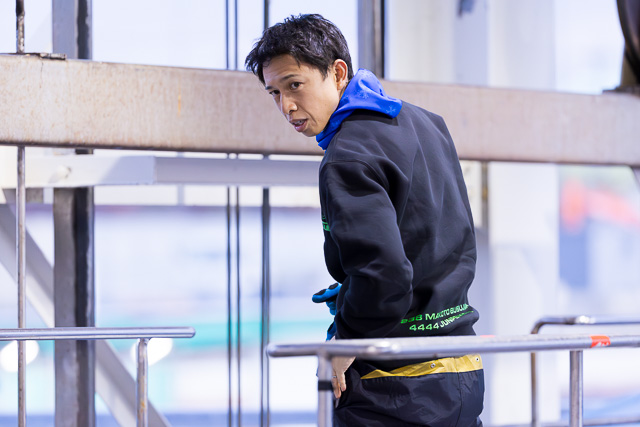 声をかけられ振り返る毒島誠