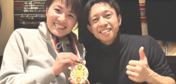 夫婦で優勝を祝う池田幸美と毒島誠