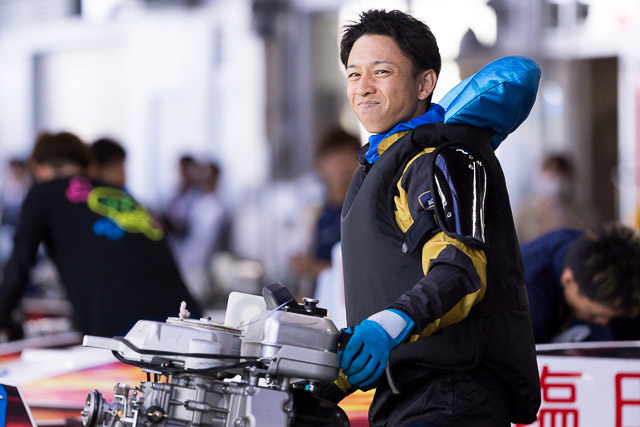 スタッフに笑顔で応える毒島誠