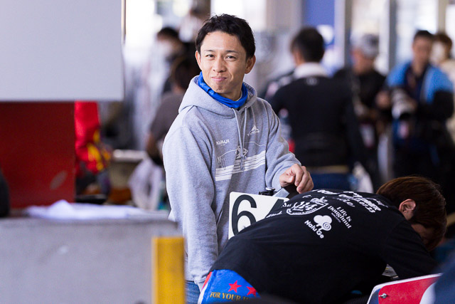 疲れを見せずおどけて見せる毒島誠