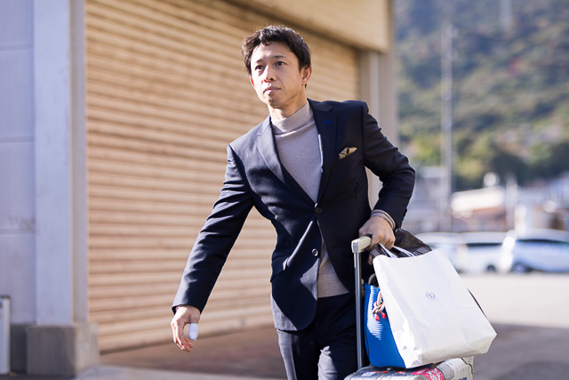 悠々と会場入りする毒島誠