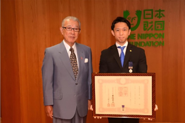 紺綬褒章を受け取る毒島誠