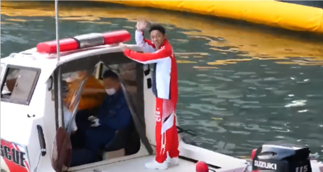 声援にこたえ手を振る毒島誠