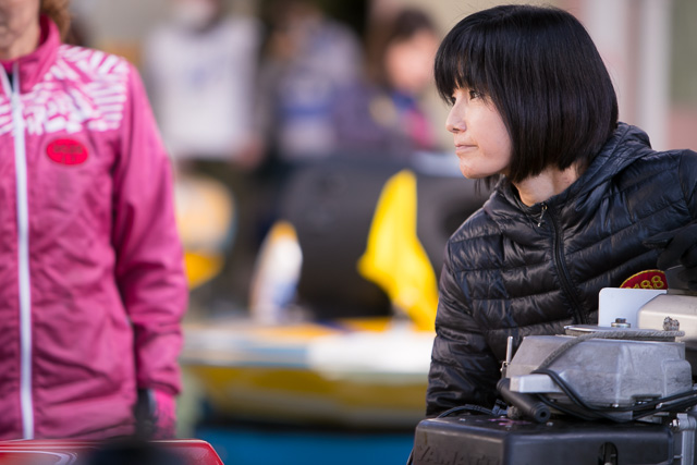 ボートを移動させている日高逸子