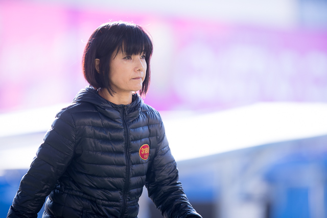 颯爽と歩いていく日高逸子