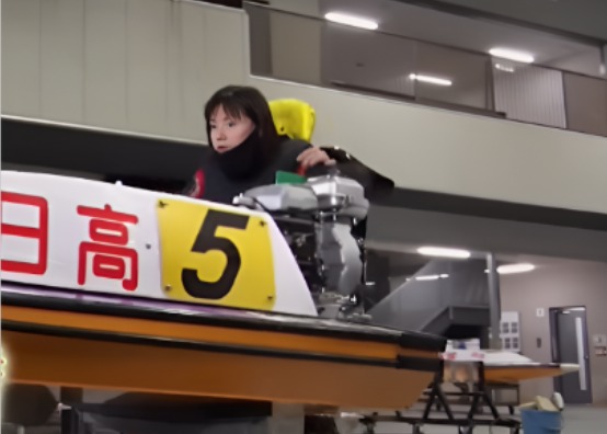 ボートを水面に向かわせる日高逸子