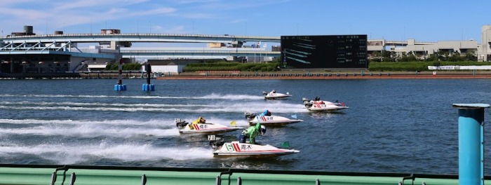 競艇場を駆け抜けるボート