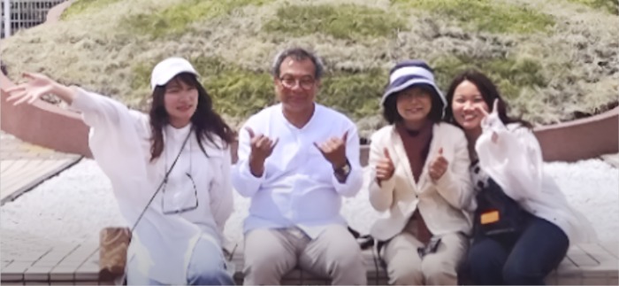 家族そろって休日を過ごす図