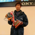 トロフィーを抱える池田浩二選手