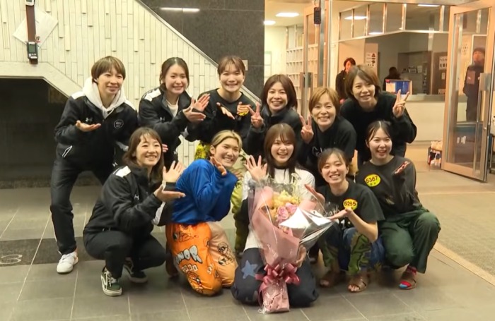 初優勝直後に先輩や仲間たちに祝ってもらう井上遥妃