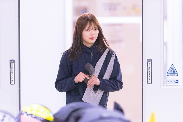 ペラ調整のため会場を歩く井上遥妃