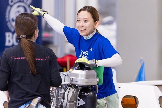 後輩にアドバイスをする西岡成美