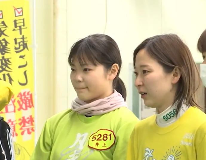 一緒にスタッフの説明を聞く井上遥妃と西岡成美