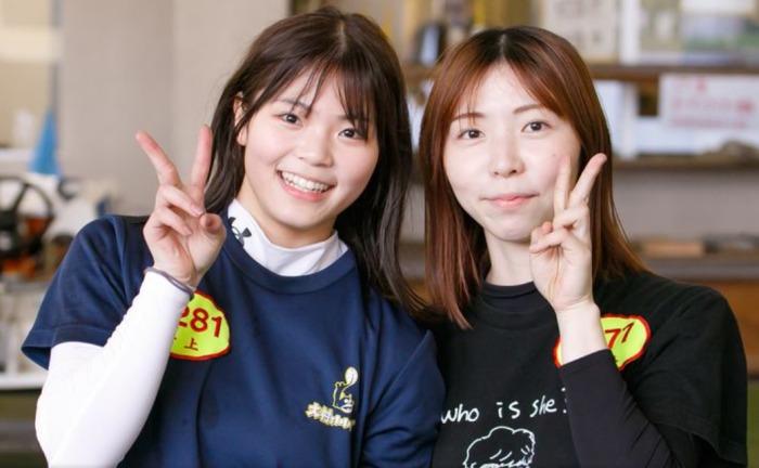 井上未都とツーショットを撮る井上遥妃