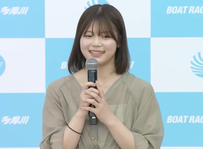 トークショーに出演している井上遥妃