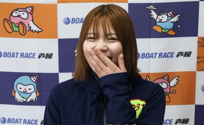 インタビューで笑顔を見せる井上遥妃