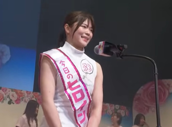 白いボディコンで登場した井上遥妃