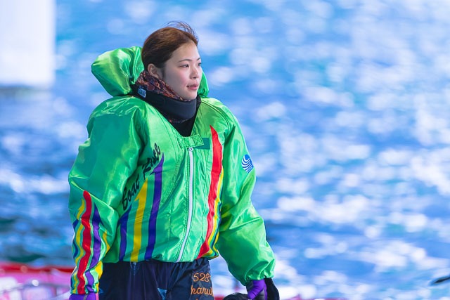 水面の状況を見極めている井上遥妃