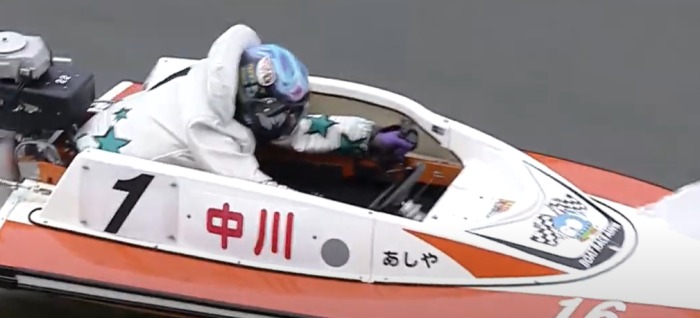 ボートに乗っている中川りな