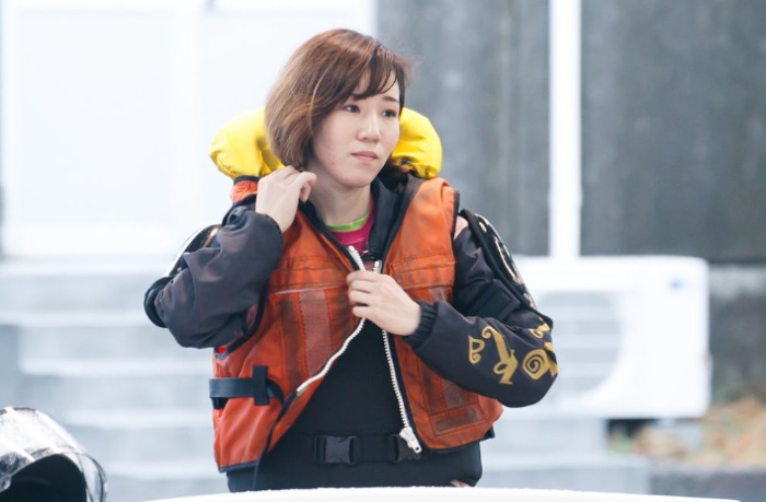 服装を整える中川りな