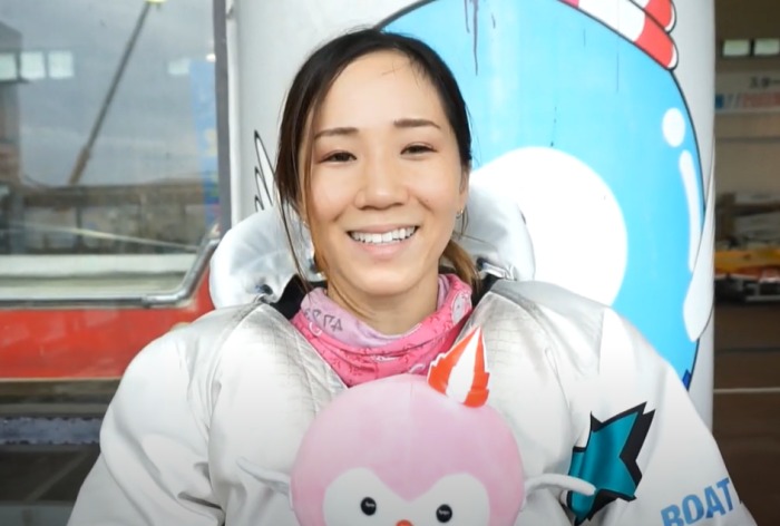 笑顔でインタビューに答えている中川りな