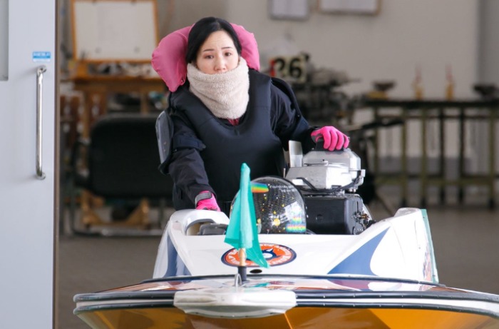 水面にボートを移動させる中川りな