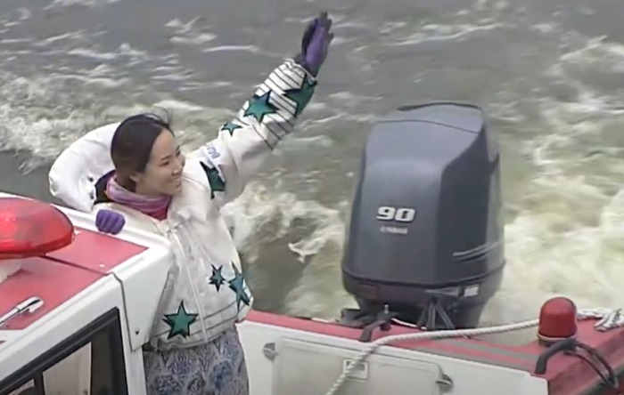 声援にこたえて手を振る中川りな