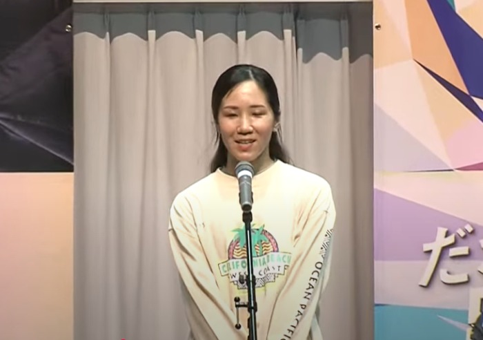 インタビューに答える中川りな