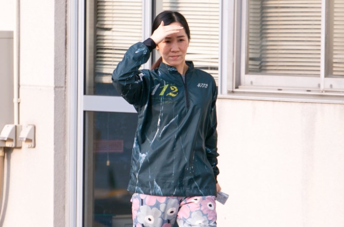 日差しを遮りながら歩く中川りな