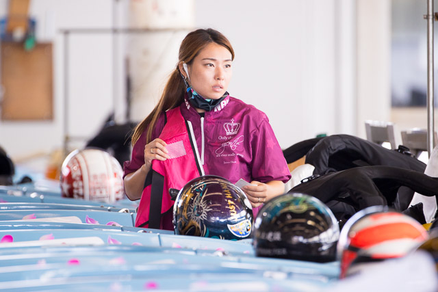 状況を見て整備をする中村桃佳