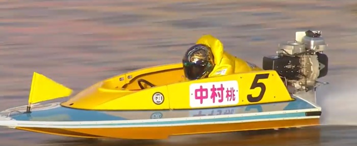 ボートで走り抜けていく中村桃佳