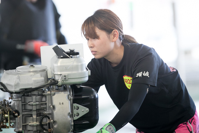 エンジン調整をしている中村桃佳