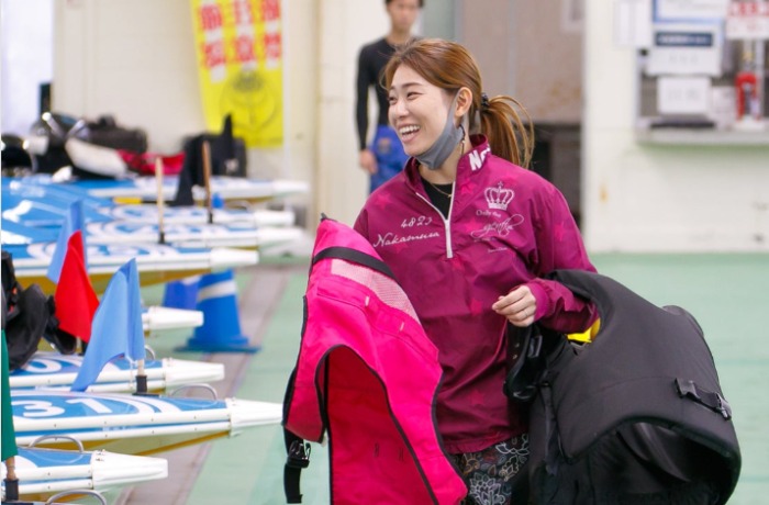 笑顔で会場入りをする中村桃佳