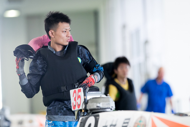 水面の様子を見ている中村晃朋
