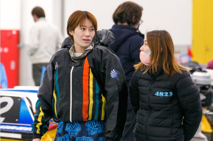 仲良く話をする倉持莉々と中村桃佳