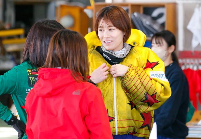 談笑をしている倉持莉々