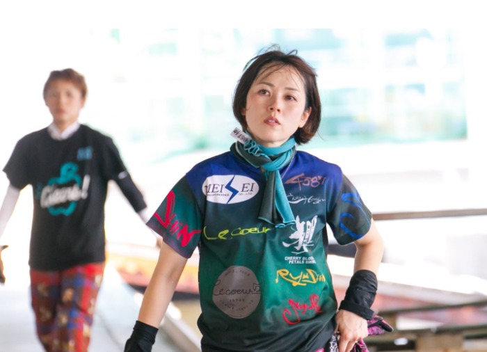 颯爽とレースに向かう平山智加