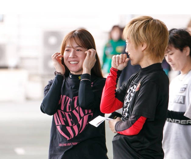 談笑する中谷朋子と實森美祐