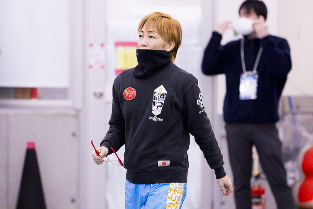 眼鏡を持ち調整に急ぐ中谷朋子