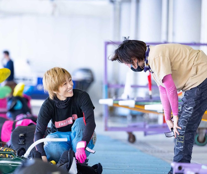 スタッフと話し合う中谷朋子