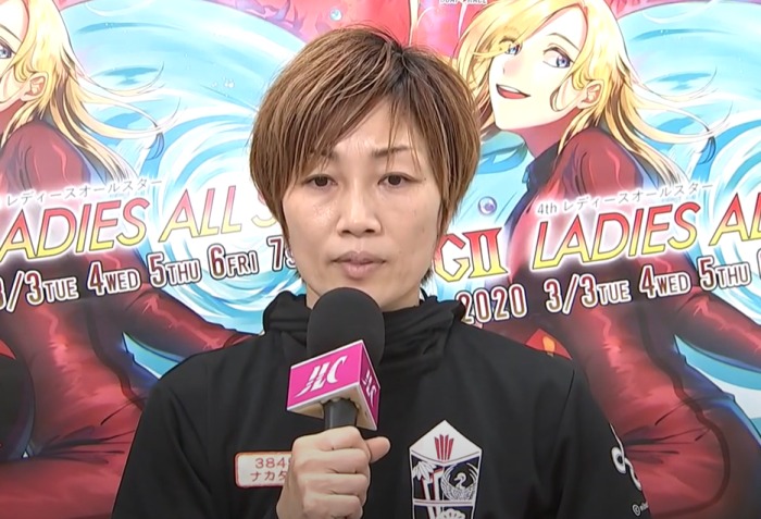 インタビューを受ける中谷朋子